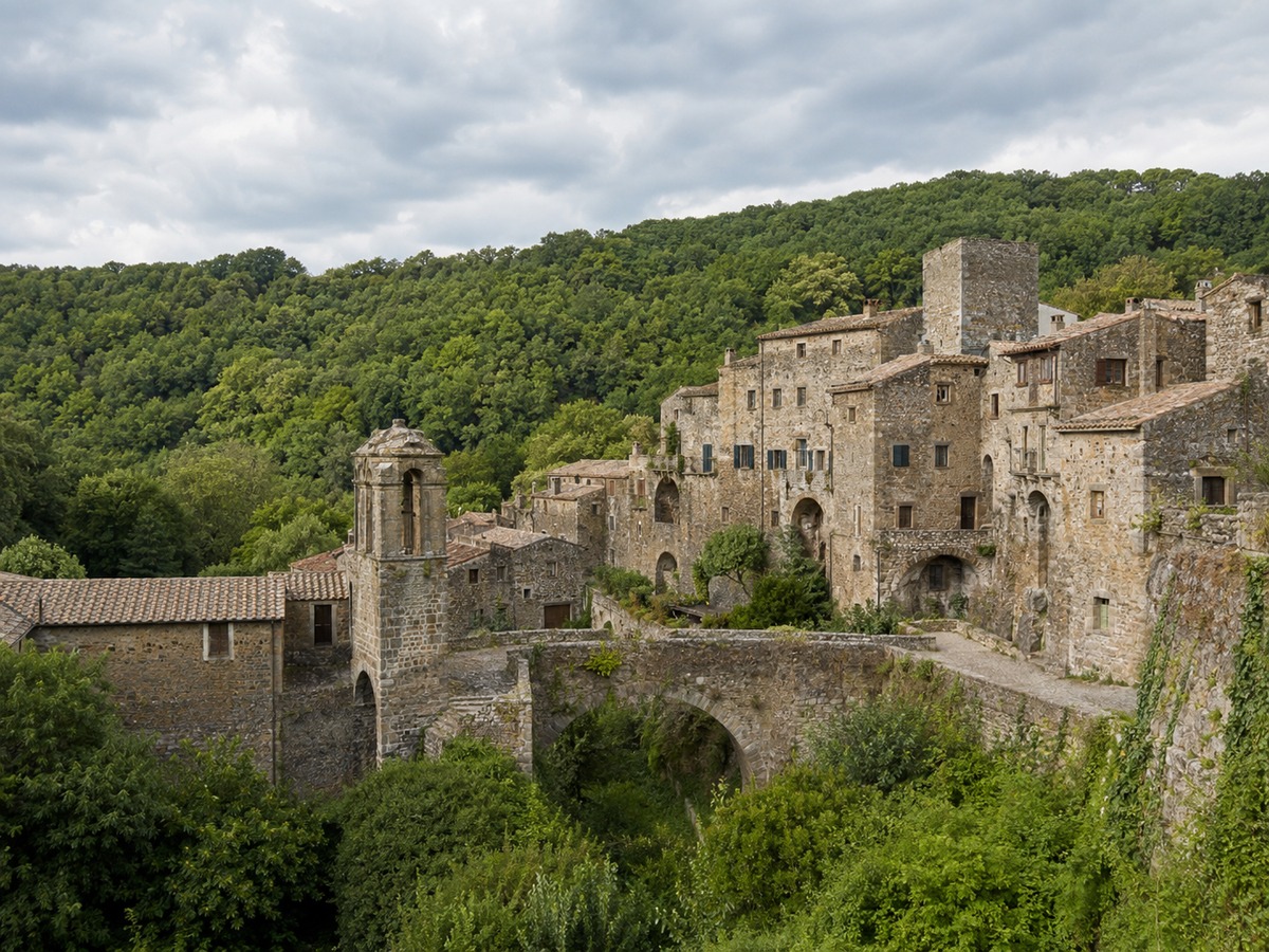 Farnese: il borgo dei Farnese ai margini della Selva del Lamone