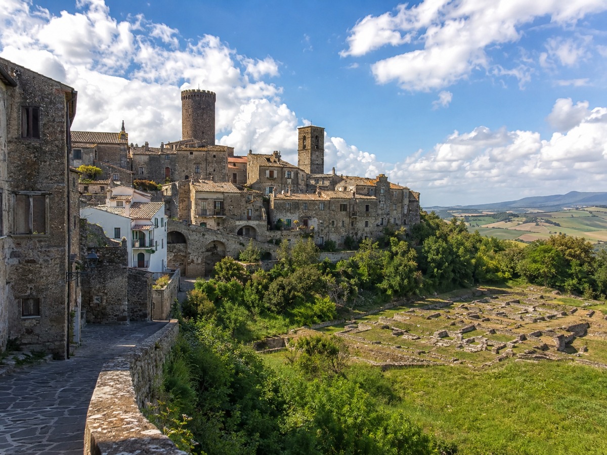 Ischia di Castro: il borgo dei Farnese e la porta della città perduta di Castro