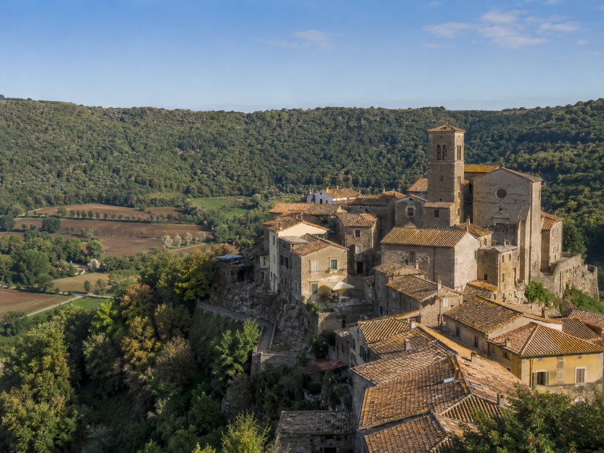 Latera: il borgo medievale dentro la caldera vulcanica