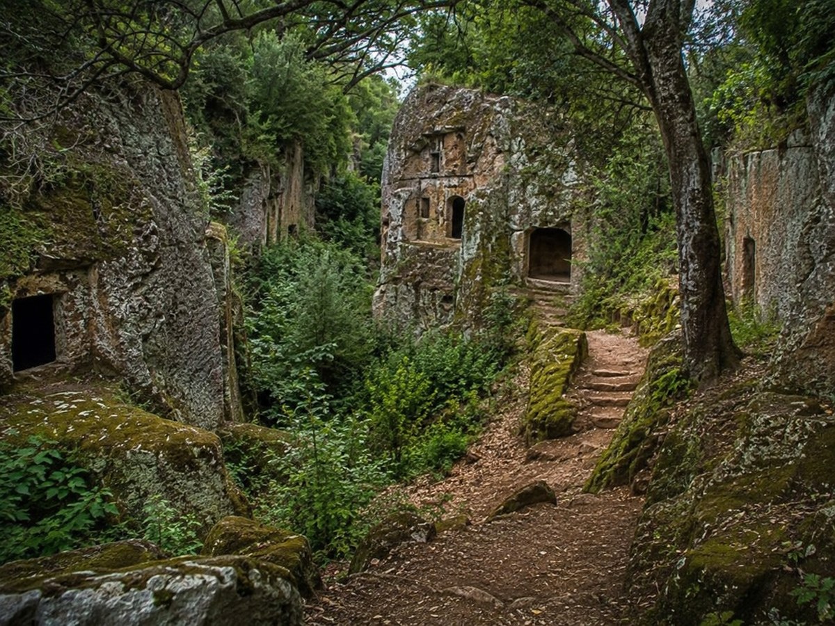 Riserva Naturale Marturanum: trekking tra forre, boschi e tombe etrusche