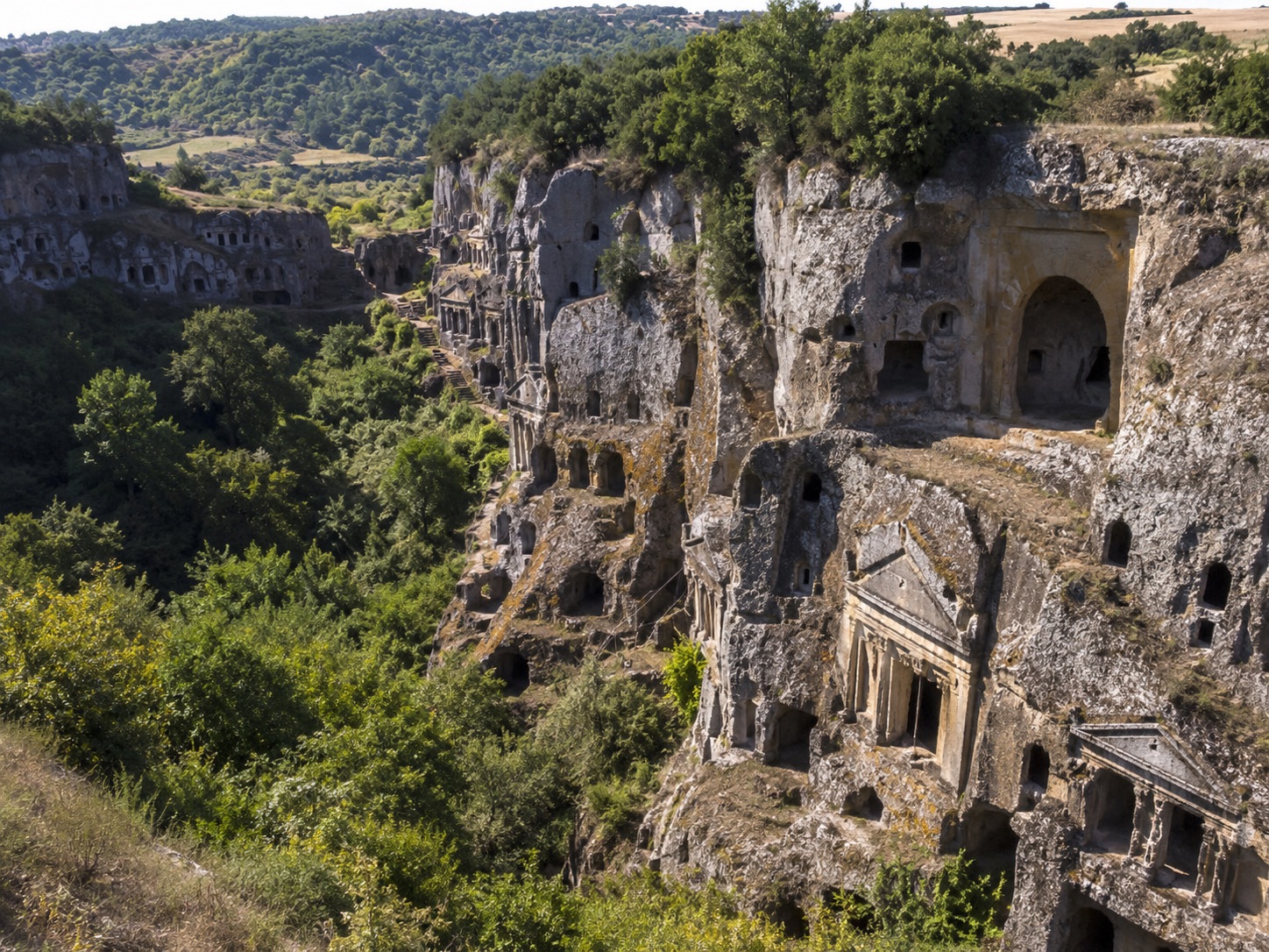 Necropoli di Norchia: migliaia di tombe rupestri tra le più importanti del mondo etrusco