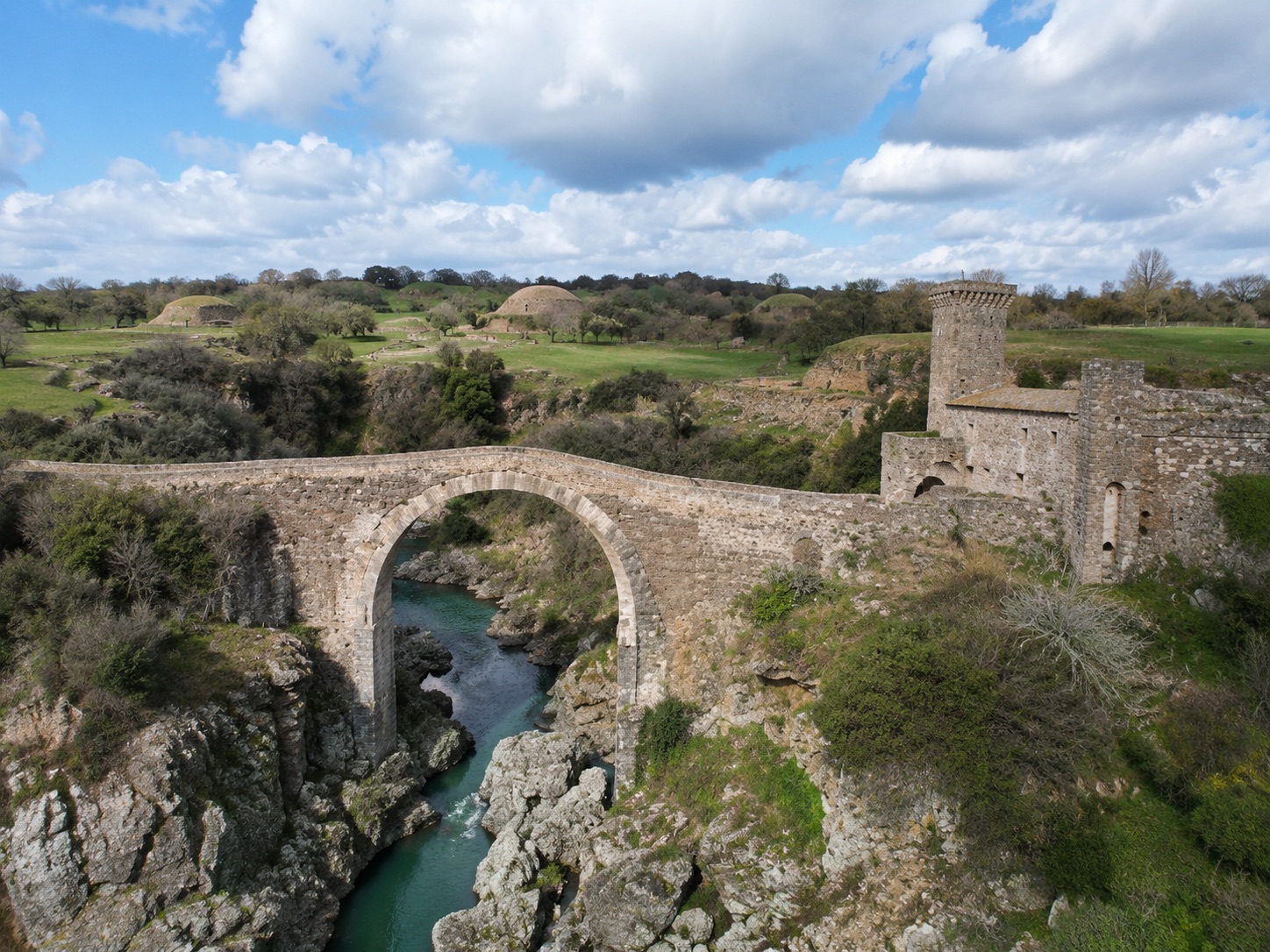 Vulci: 30.000 tombe e il Ponte del Diavolo sul fiume Fiora