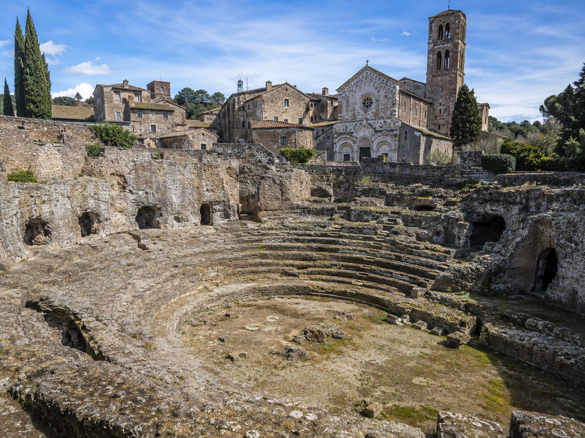 Sutri: l'anfiteatro scavato nel tufo e il Duomo cosmatesco