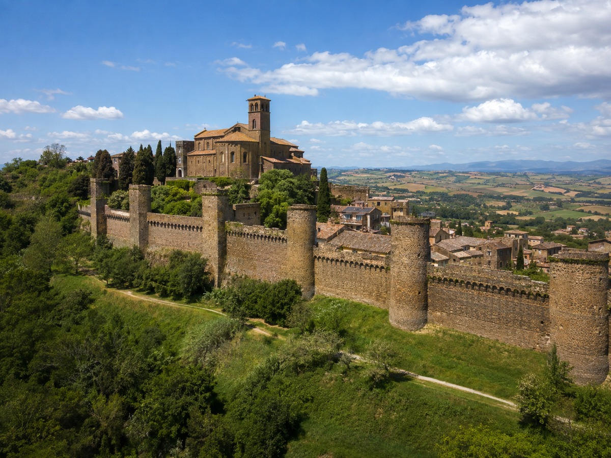 Tuscania: le cinta murarie intatte e il romanico di San Pietro