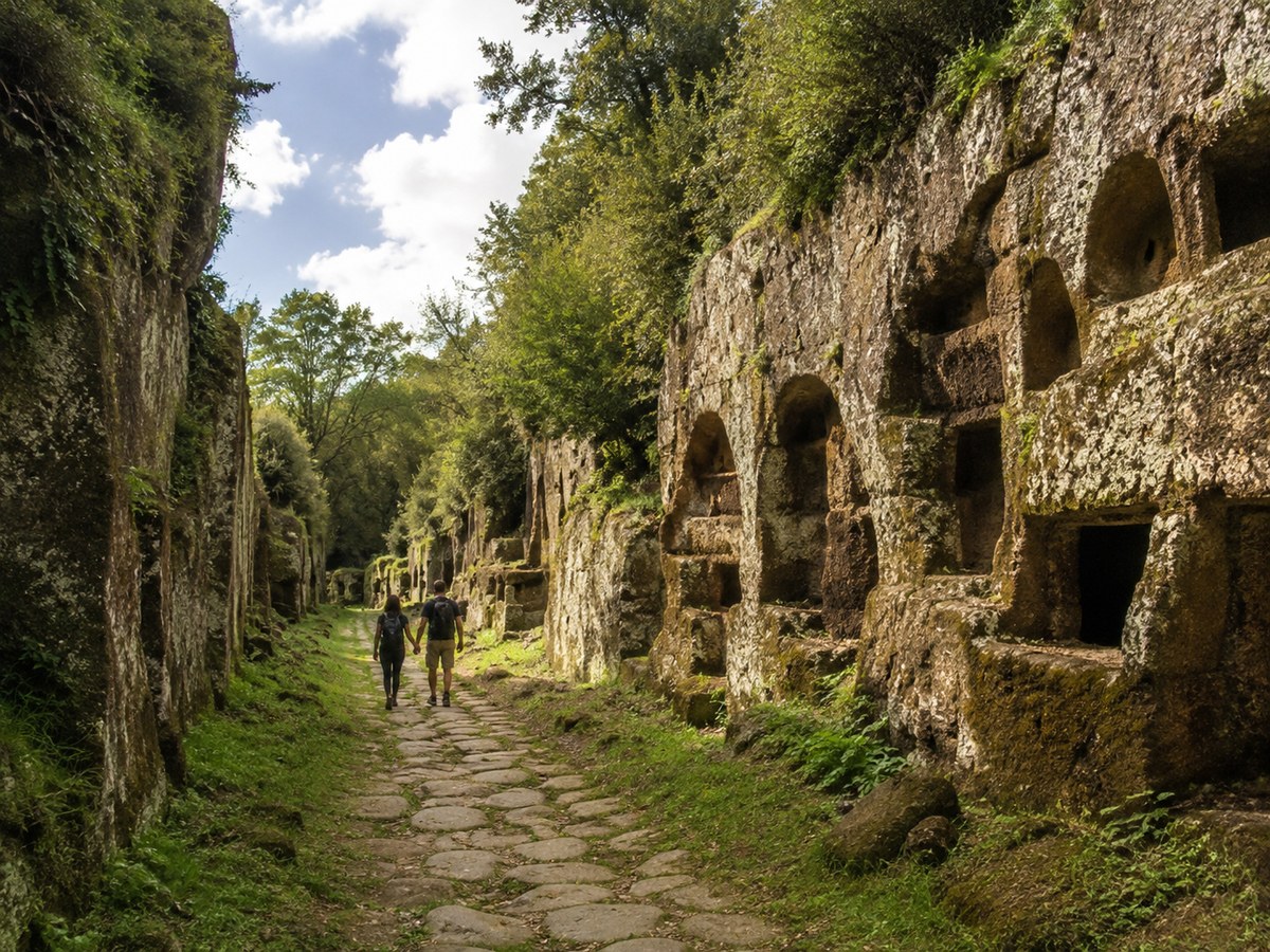 Via Amerina: passeggiare tra tagliate di tufo e necropoli dell'Agro Falisco