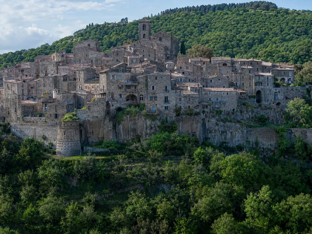 Vitorchiano: il borgo di peperino nella selva Cimina