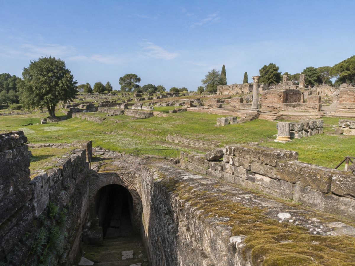 Vulci oltre le necropoli: la città etrusca e il criptoportico